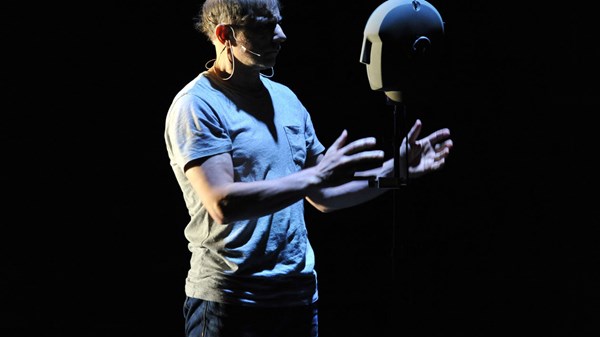 The Encounter: θεατρική παράσταση με "οδηγό" τον ήχο στη "Στέγη"