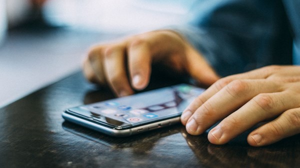 Apple: ναι, τα iPhone επιβραδύνονται σκόπιμα με τον καιρό