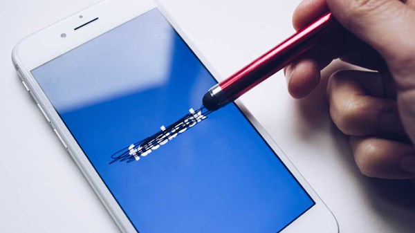 Zuckerberg σε ακροαματική: θεατράκι ούτε καν αστείο