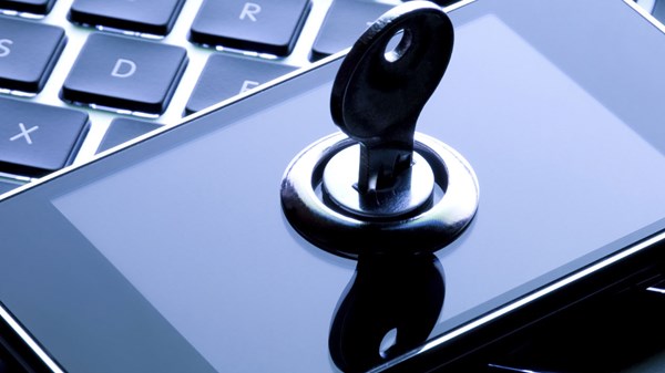 Apple: σε συνεργασία με το FBI, στα... κρυφά