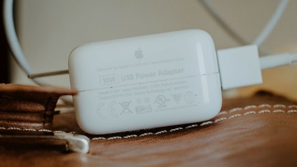 H Αpple, τα iPhone, οι φορτιστές και η παράνοια