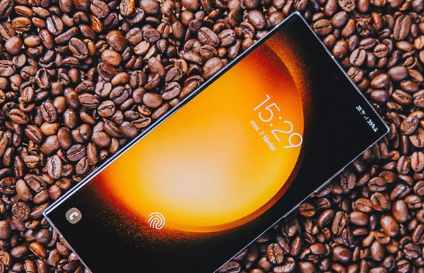 H Samsung, τα Galaxy S Ultra και τα... ψεύτικα φεγγάρια