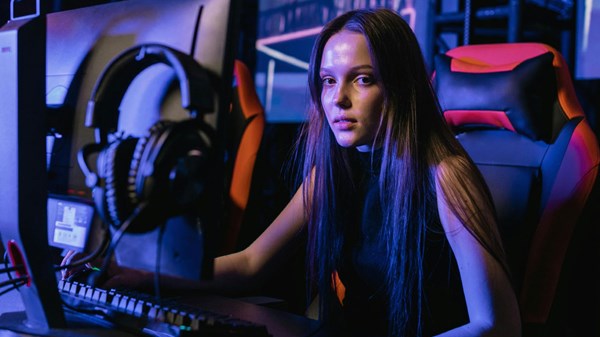 COSMOTE και Telekom: στήριξη στις γυναίκες gamers