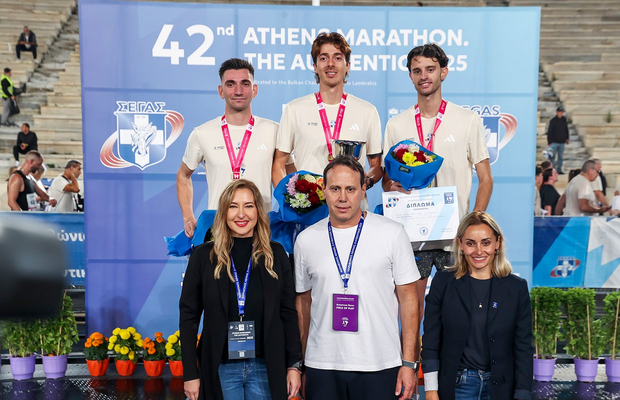 Οι νικητές του Αγώνα Δρόμου 5 χλμ. COSMOTE TELEKOM με την Λιάνα Μόσχου, Διευθύντρια Marketing Communications Strategy Ομίλου ΟΤΕ, τον Κώστα Κεντέρη, Αντιπρόεδρο και Chief of Marketing & Sponsorship του ΣΕΓΑΣ και την Βασιλική Μιλλούση, Εντεταλμένη Ολυμπιακού Ιδεώδους και Πρόεδρος της Επιτροπής Αθλητισμού της Περιφέρειας Αττικής
